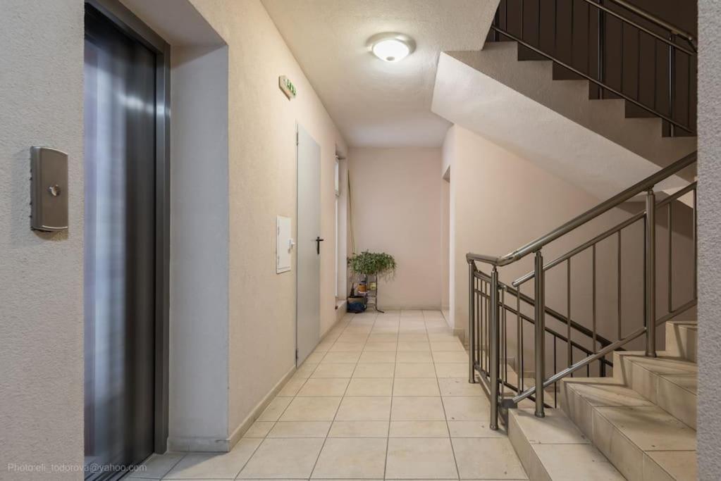 Bright Place Next To Grand Mall Varna Exterior photo